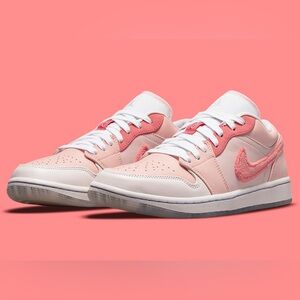 WMNS JORDAN 1 LOW SE “MIGHTY SWOOSHERS”